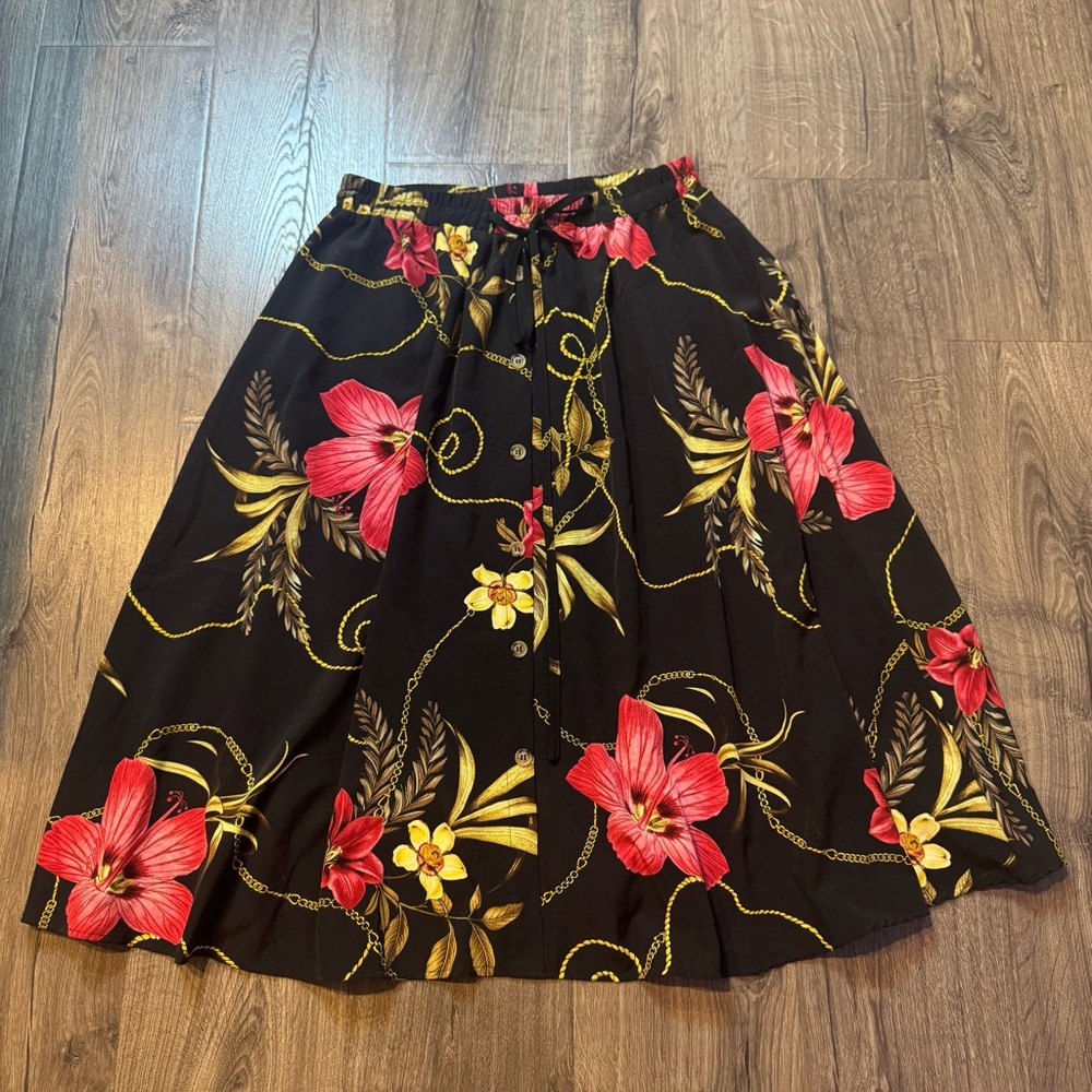 SHEIN Black A-Line Skirt with Red and Yellow Floral Design size XL chains